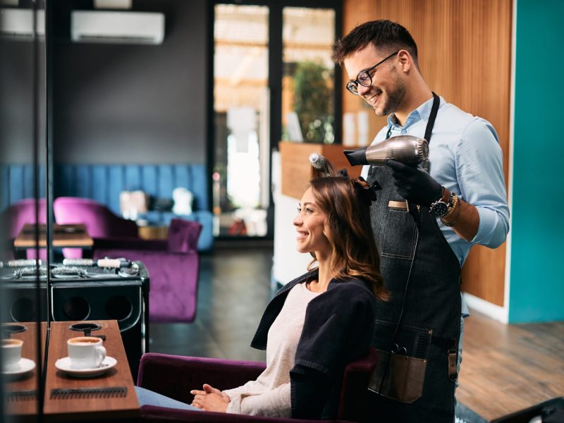 Frau beim Friseur