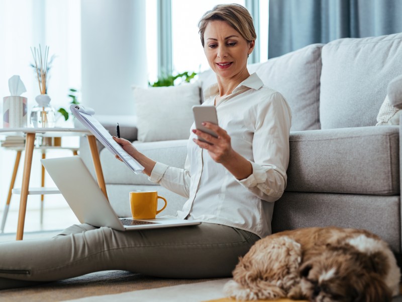 Hund schläft während Frau arbeitet