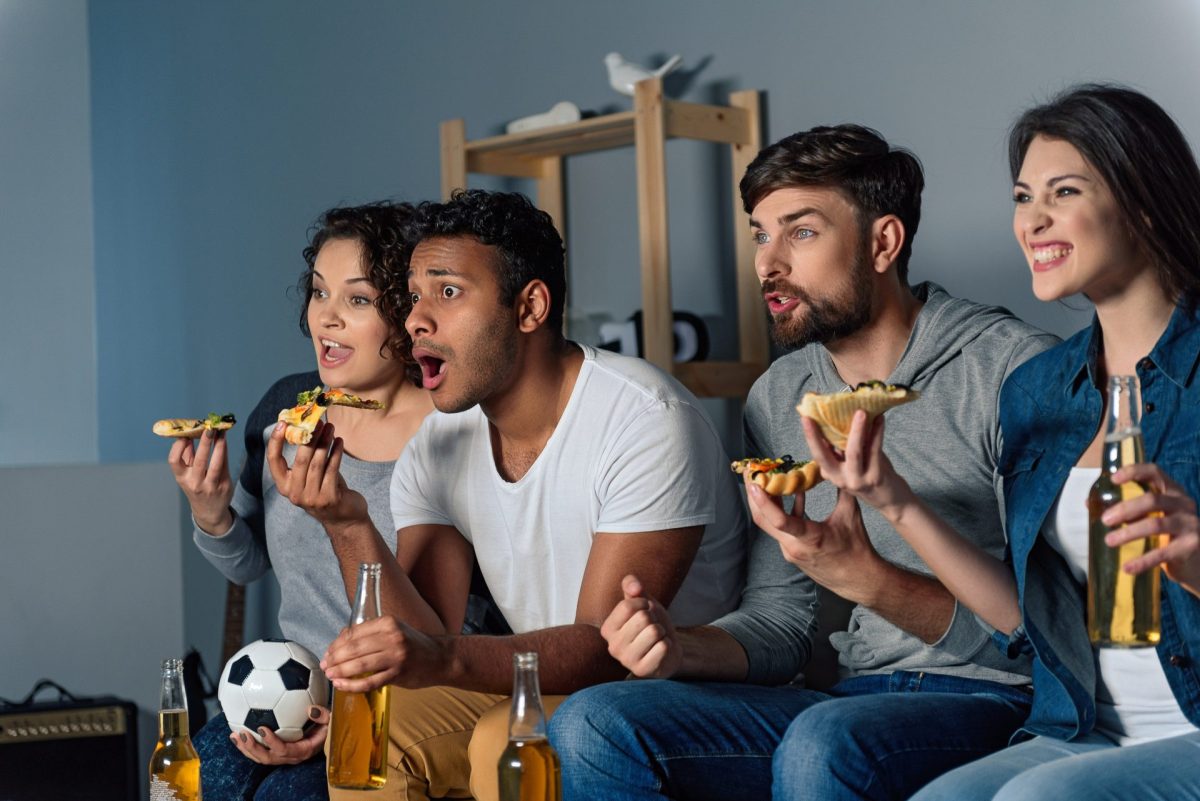 Freunde Pizza essen Fußball gucken