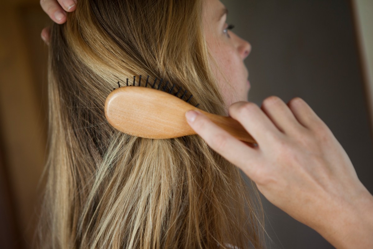 Frau bürstet sich Haare