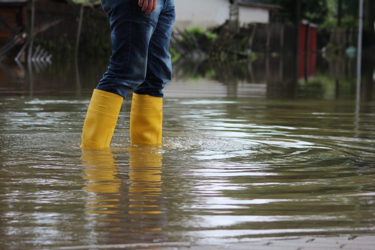 Hochwasser gelbe Gummistiefel