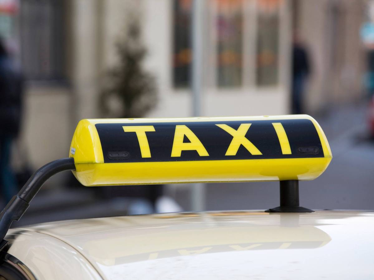 Mit dem Taxi zur Arbeit fahren, und danach das Geld vom Staat zurÃ¼ckbekommen? Taxikosten sind zwar steuerlich absetzbar, aber an ganz bestimmte Bedingungen geknÃ¼pft. Die Details.