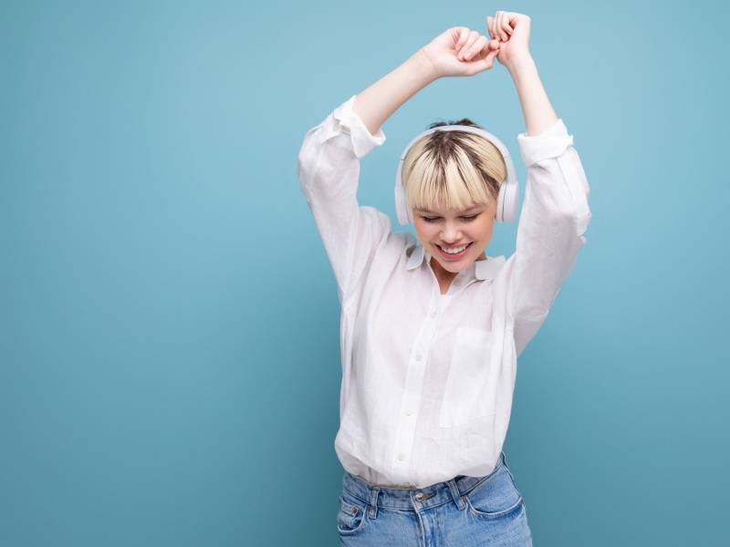 Frau mit kurzen Haaren