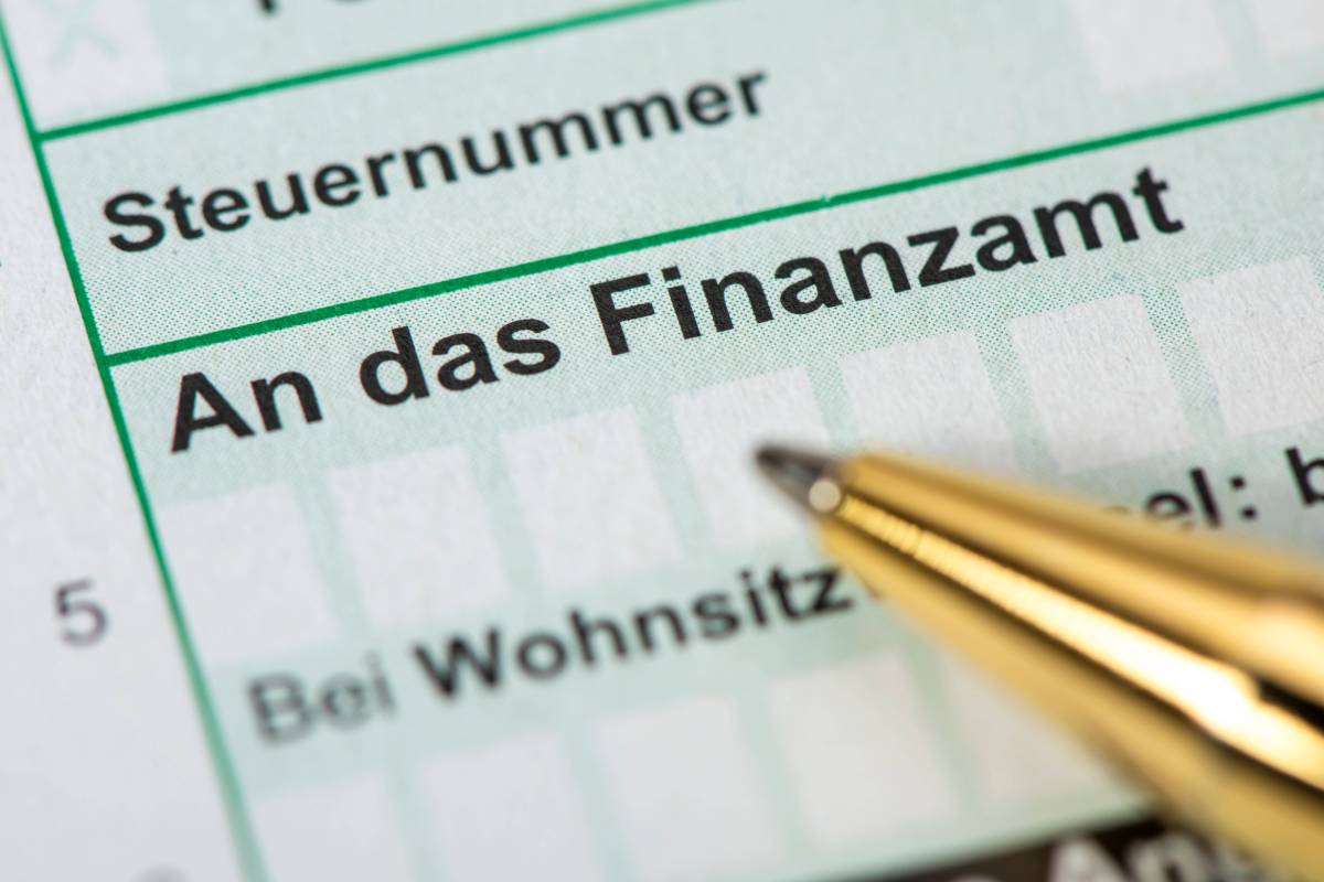 Hohe Steuerlast? Hausbesitzende sollten diese 4 Steuertipps kennen, um bei der Steuererklärung ordentlich Geld zu sparen.