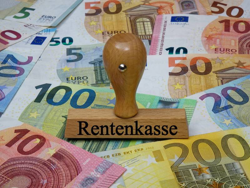 Auf einem Stempel steht das Wort "Rentenkasse". Darunter liegen Geldscheine.