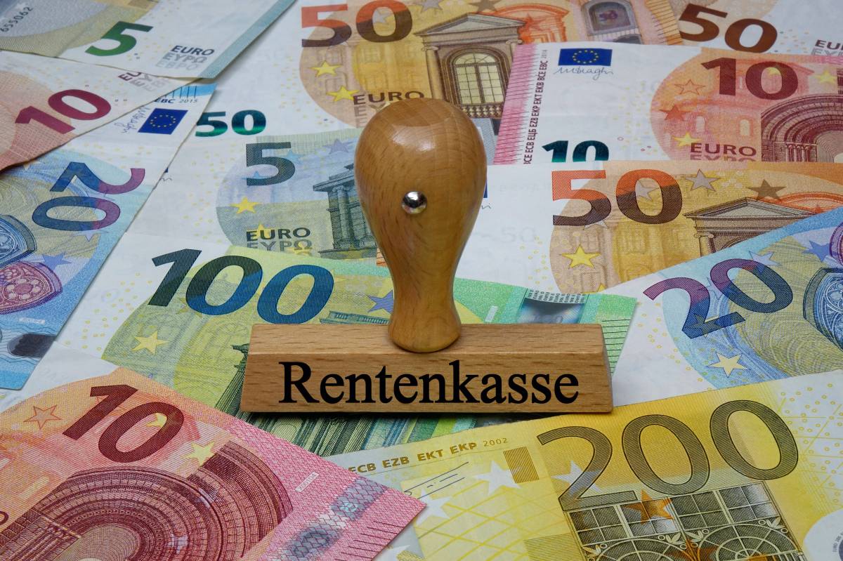 Auf einem Stempel steht das Wort "Rentenkasse". Darunter liegen Geldscheine.