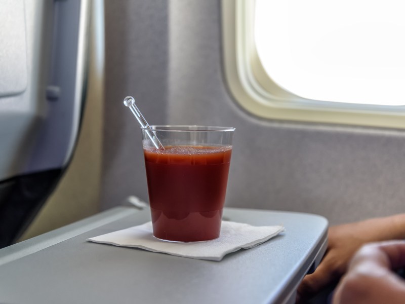 Flugbegleiterin erklärt, warum viele Passagier:innen an Bord Tomatensaft trinken.