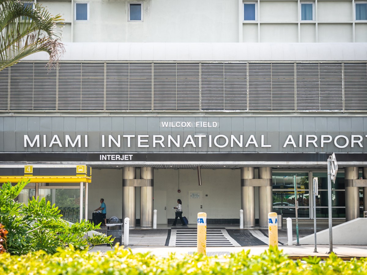 Am Flughafen von Miami tropfte grÃ¼ne FlÃ¼ssigkeit von der Decke.