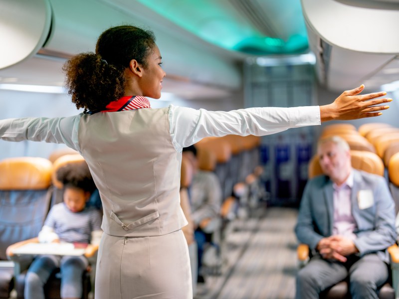 Sitzplatz im Flugzeug: Flugbegleiterin erklärt, wer nicht am Notausgang sitzen darf.
