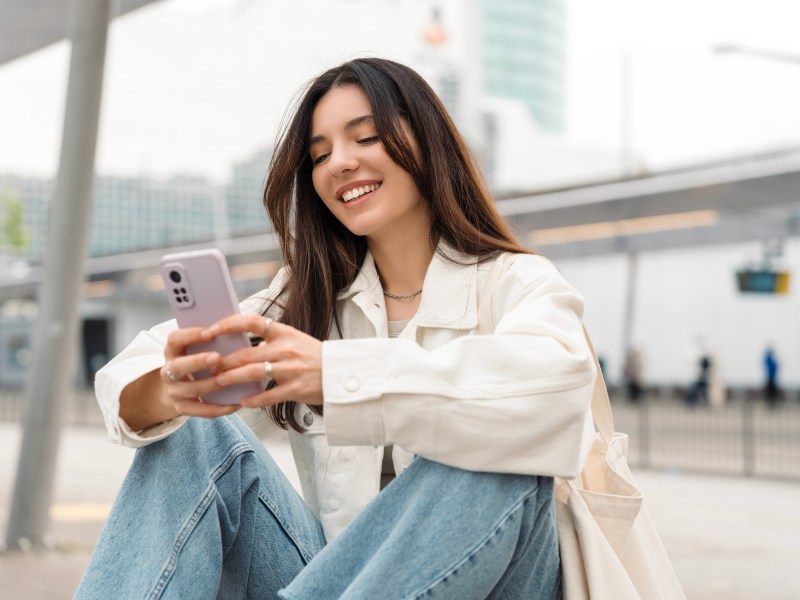 Persönlichkeitstest: Das verrät deine Handy-Haltung über deine Persönlichkeit.