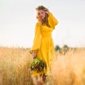 Frau mit Blumenkranz in Feld