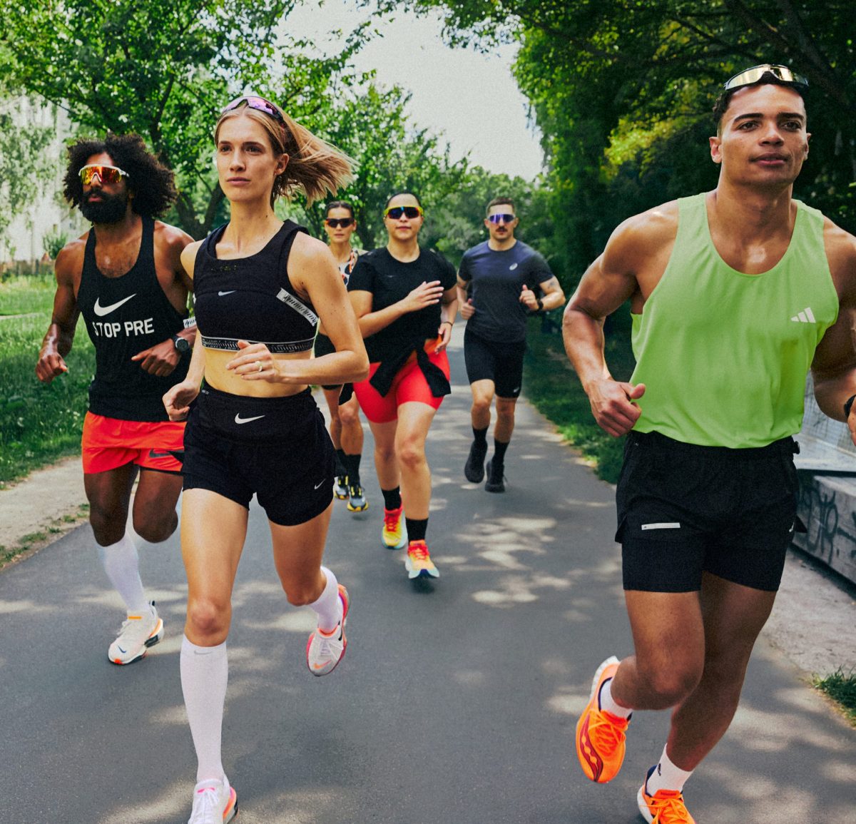 Gruppe trainiert gemeinsam für den Marathon