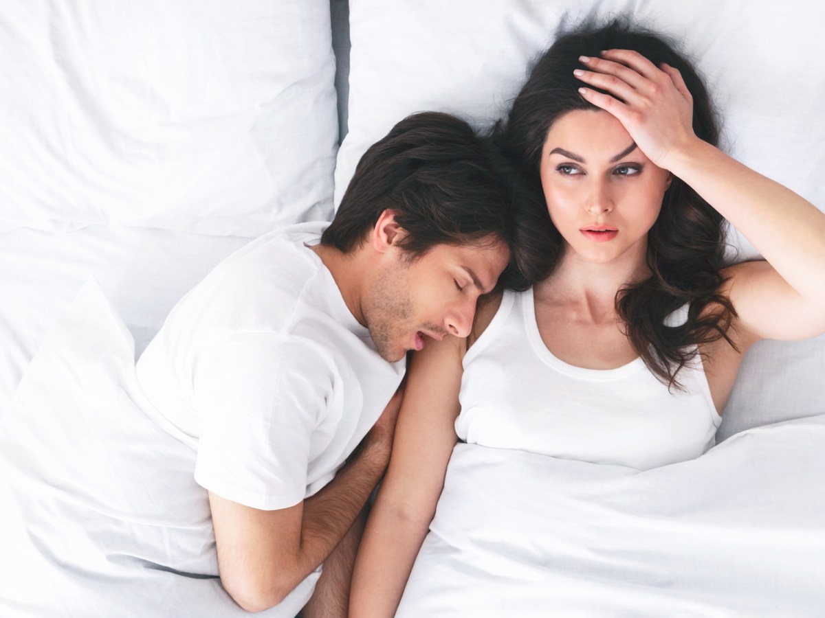 Ehemann stresst Frau im Bett