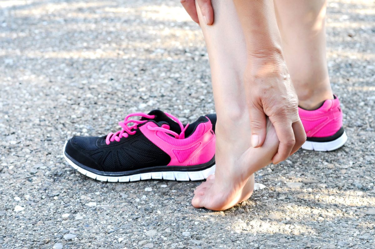 Frau mit Fernsenschmerzen Sneaker