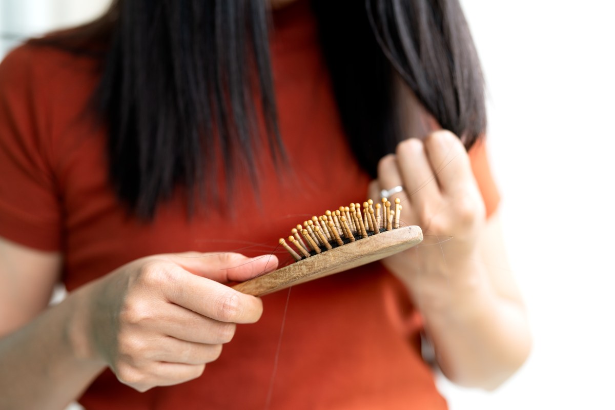 Frau bürstet Haare