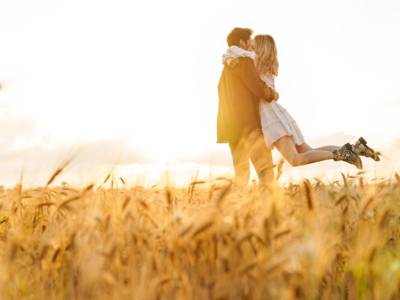 Paar auf einem Feld: Diese Sternzeichen will niemand daten