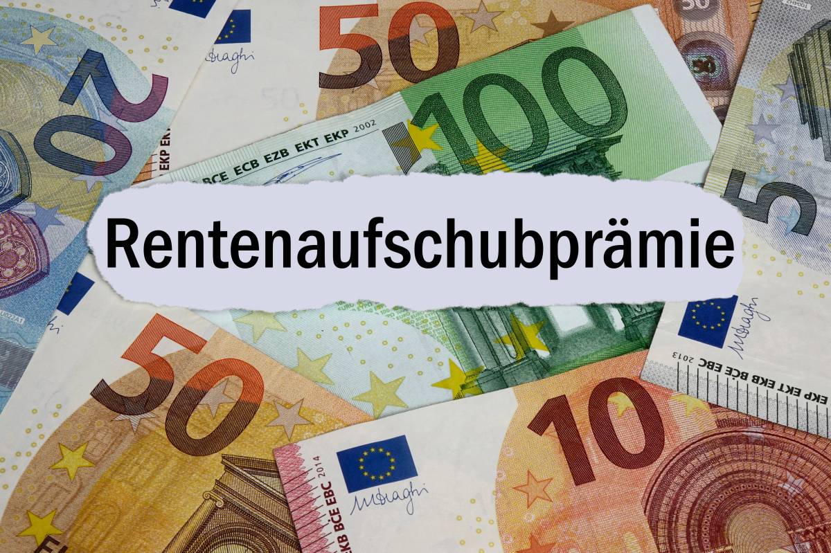 Zwischen Geldscheinen liegt ein Zettel mit der Aufschrift "Rentenaufschubprämie".