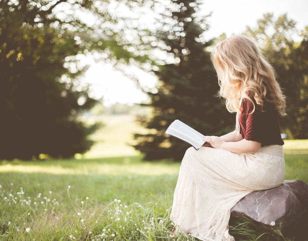 Persönlichkeitstest: Frau liest Buch in der Natur (Symbolbild)