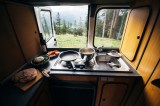 Vanlife: Was braucht man alles für die optimale Camping-Küche?