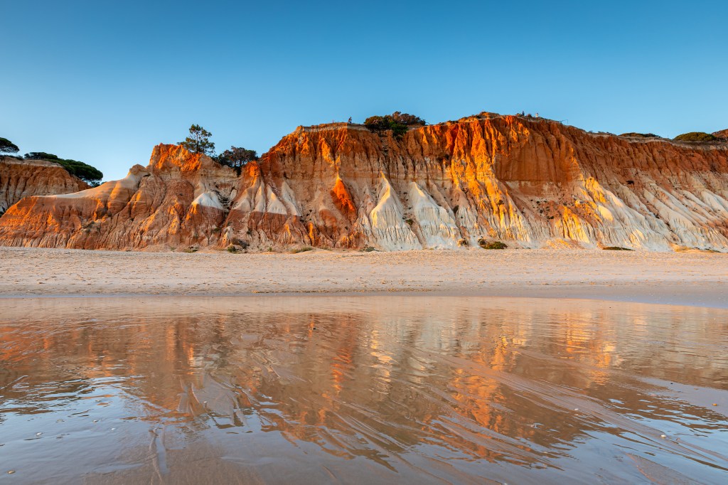 An der Algarve findest du nicht nur malerische Strände, sondern auch spektakuläre Klippen.