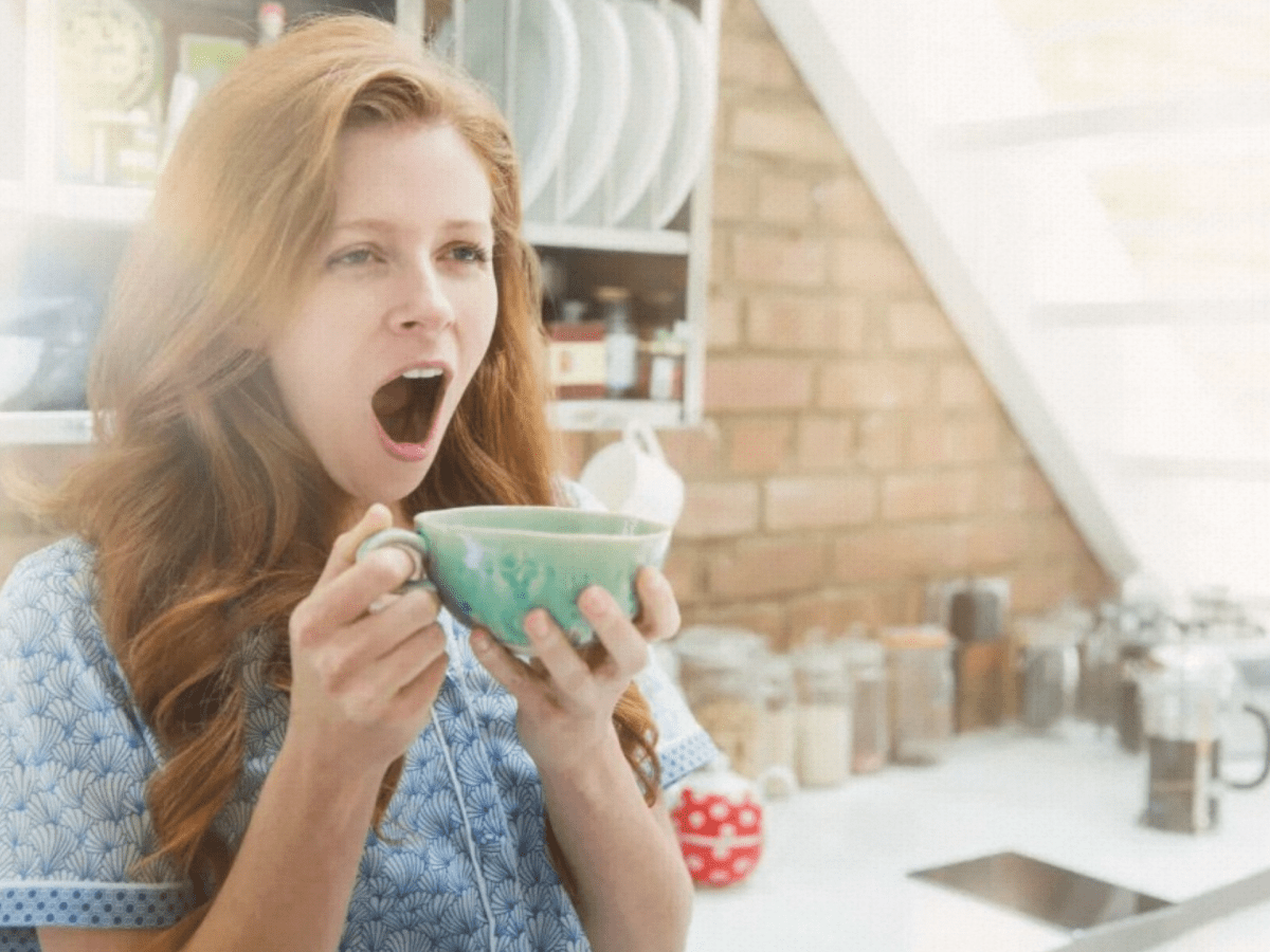 Frau gÃ¤hnt mit Kaffee