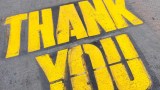 Dankbarkeit: Die Worte "Thank you" auf Asphalt gesprayed.