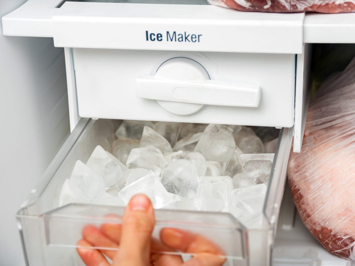 Eiswürfelmaschine reinigen: Die besten Tricks gegen Kalk und Keime