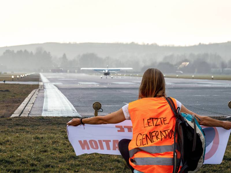 Klimaaktivist:innen legen den Flughafen lahm: Das sind deine Rechte.