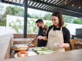 Frau und Mann in Outdoor-Küche