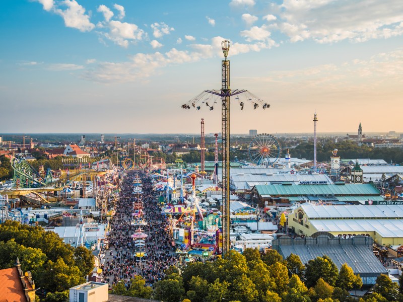 Das Oktoberfest muss nicht teuer sein. Mit einfachen Tricks kannst du viel Geld sparen.