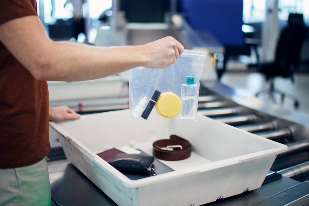 Flüssigkeiten müssen in einem durchsichtigen, wiederverschließbaren 1-Liter-Beutel verpackt werden.