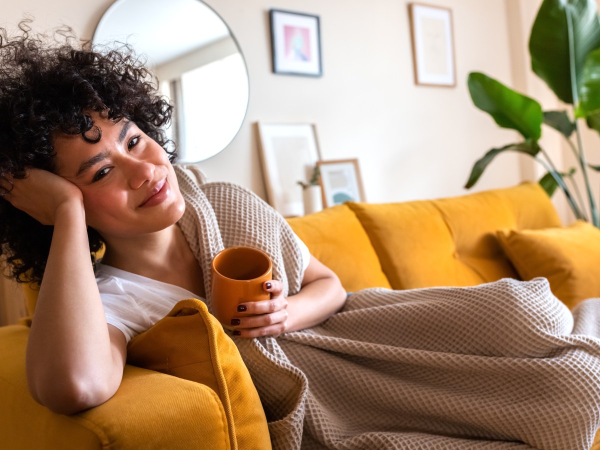 Herbstputz im Wohnzimmer: Diese 5 Dinge dürfen jetzt ausziehen