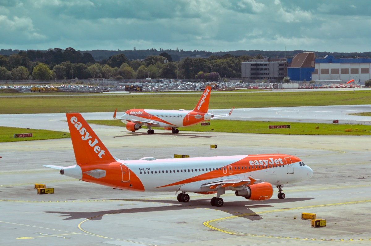 Viele Billigairlines streichen Flüge. Warum sich die Flugpreise erhöhen und wie du trotzdem sparen kannst.