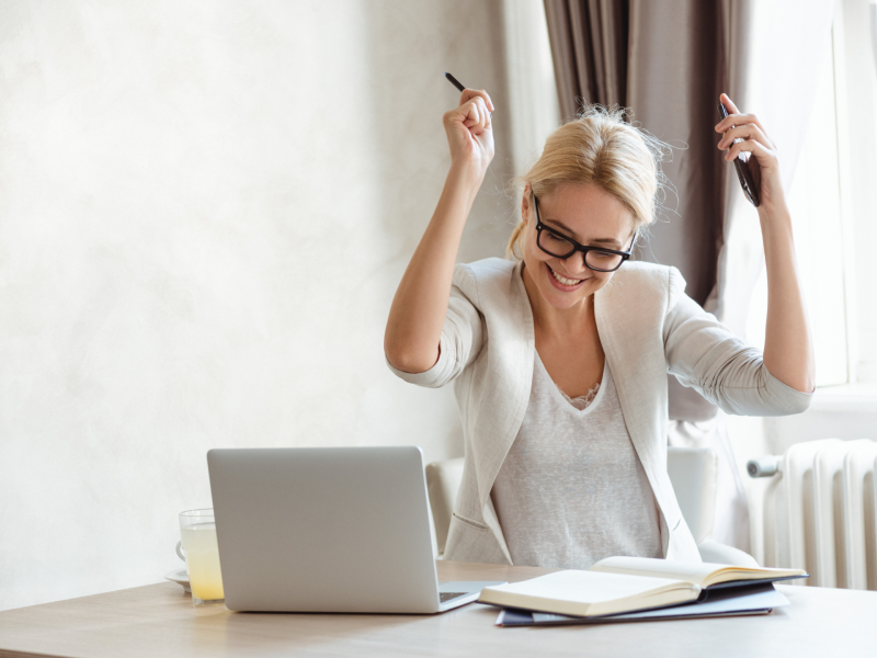 Business Frau am Laptop Erfolg