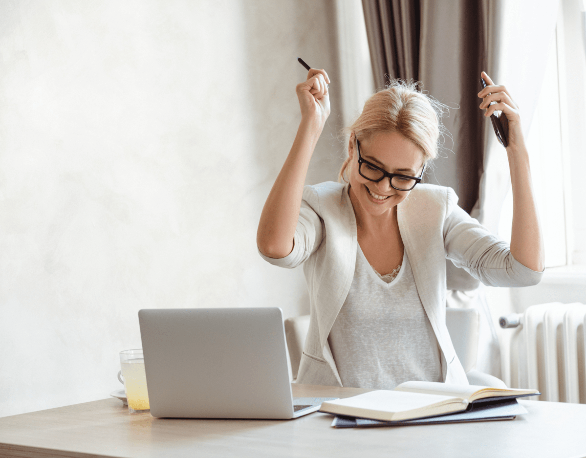 Business Frau am Laptop Erfolg