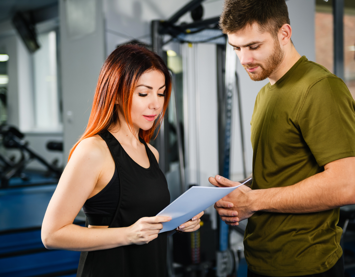 Frau mit Vertrag Fitnessstudio