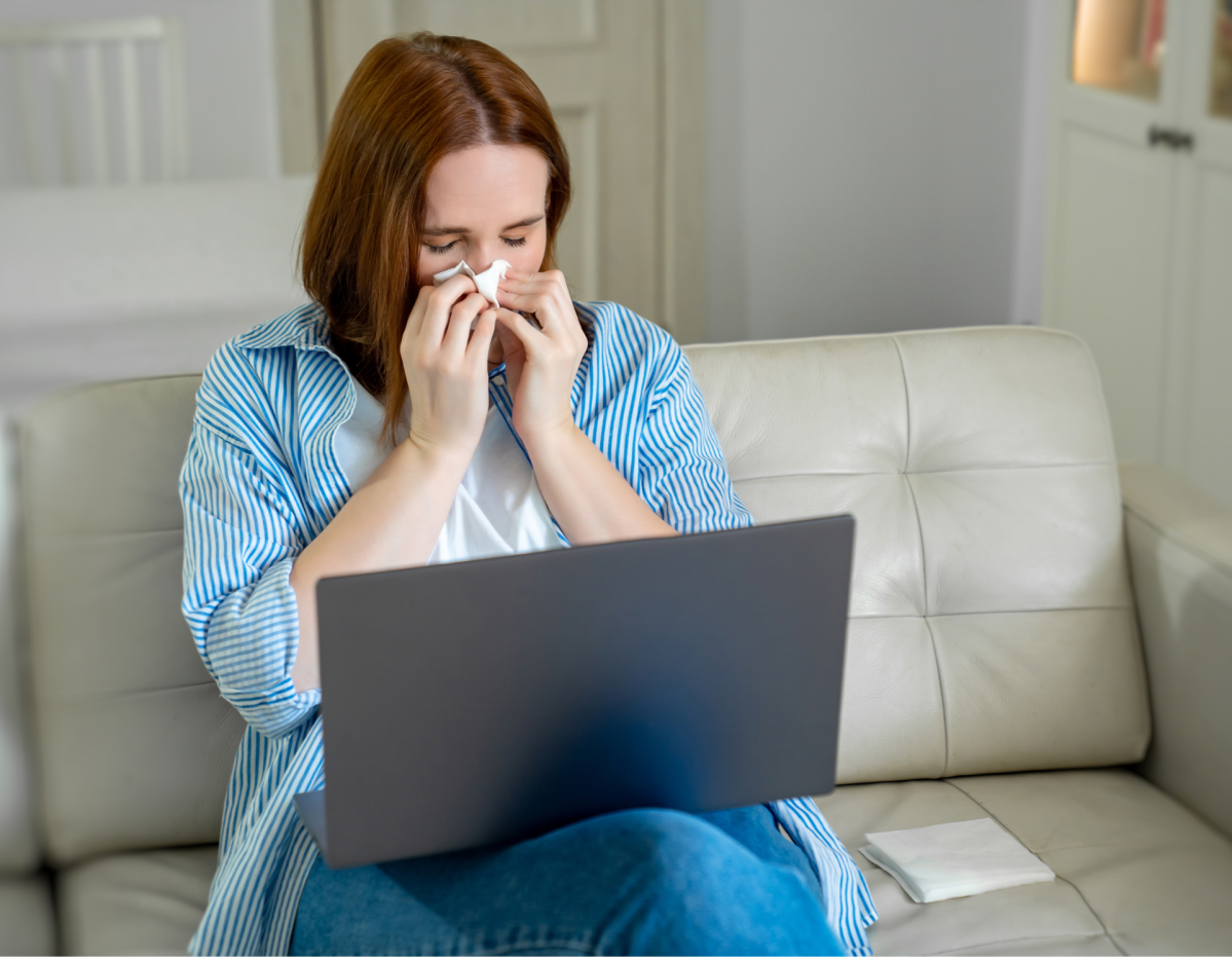 Frau krank zu Hause Laptop