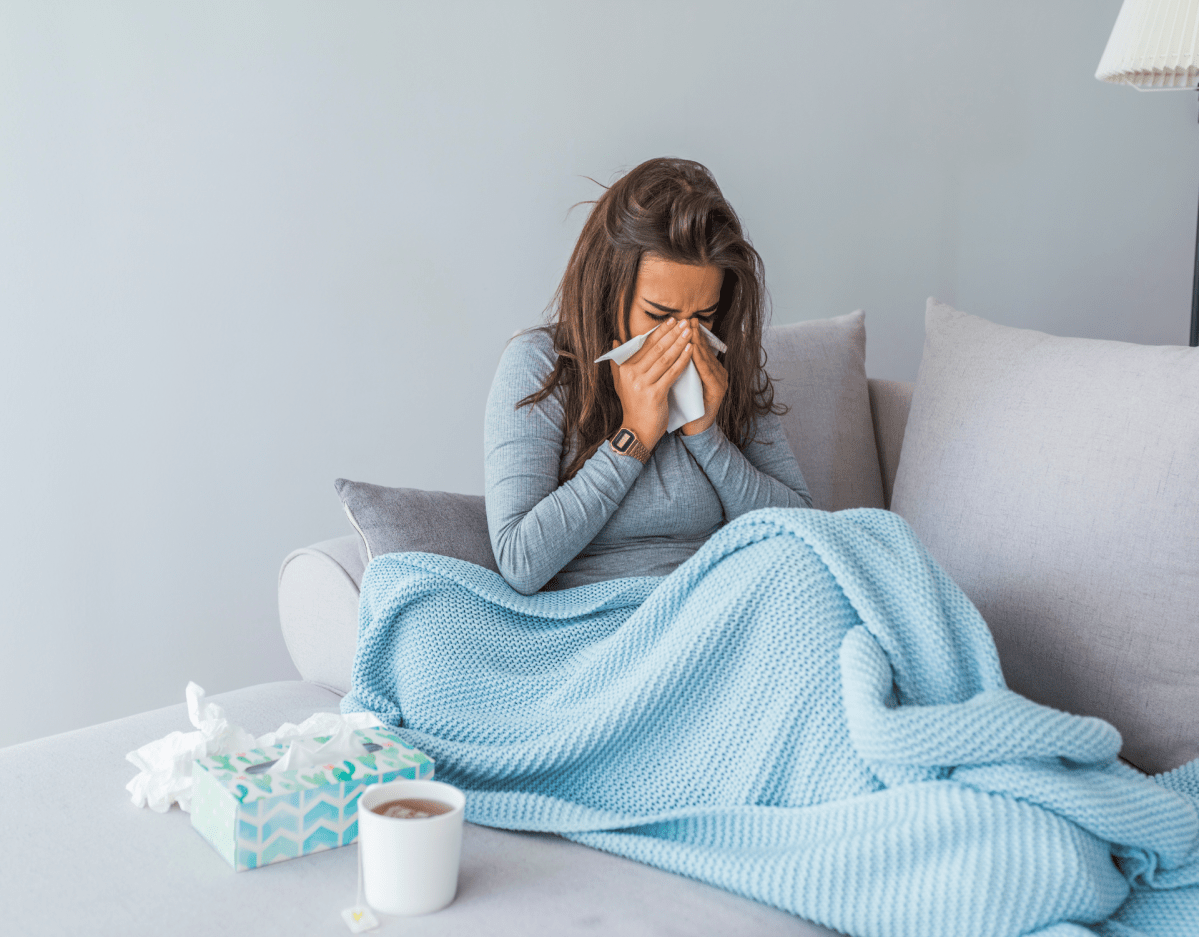 Frau mit Erkältung auf dem Sofa