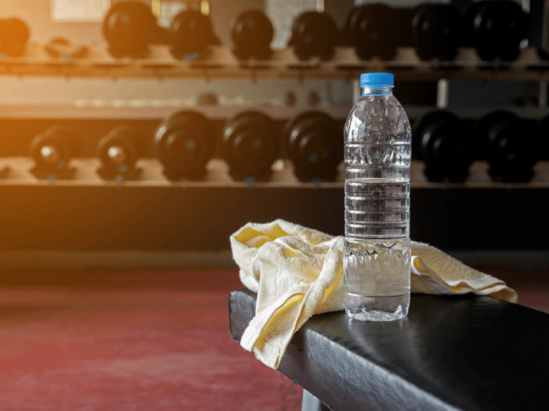 Wasserflasche im Fitnessstudio