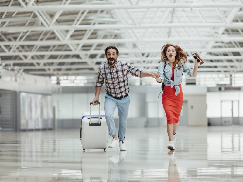 Frau und Mann rennen zum Flieger