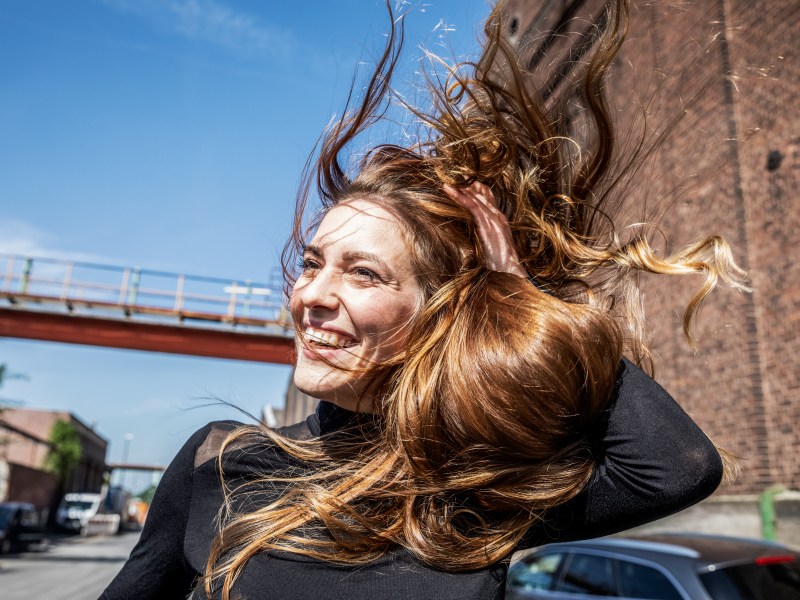 Frau mit Haaren im Wind