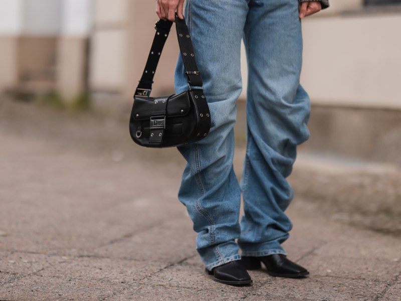 Frau in Jeans auf StraÃŸe