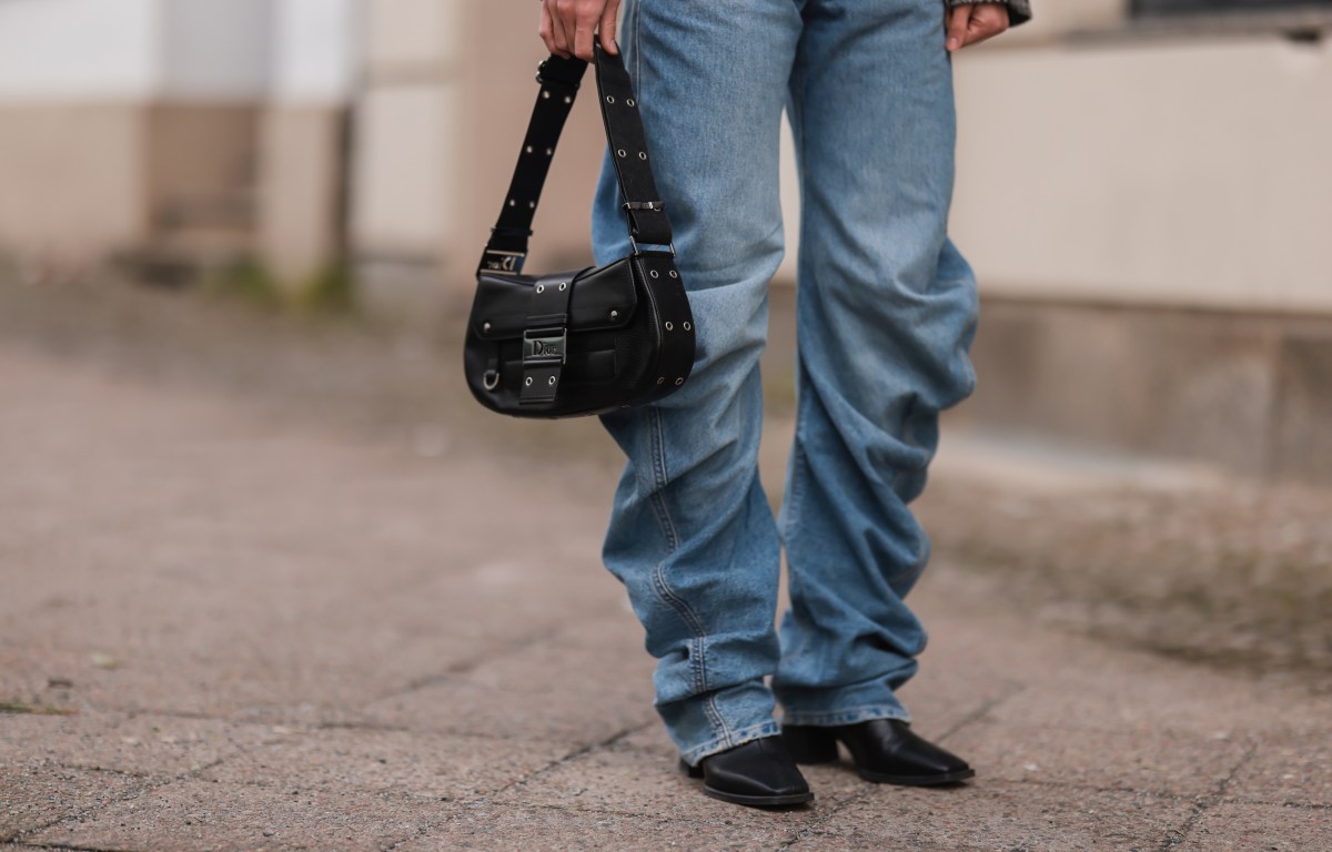 Frau in Jeans auf StraÃŸe