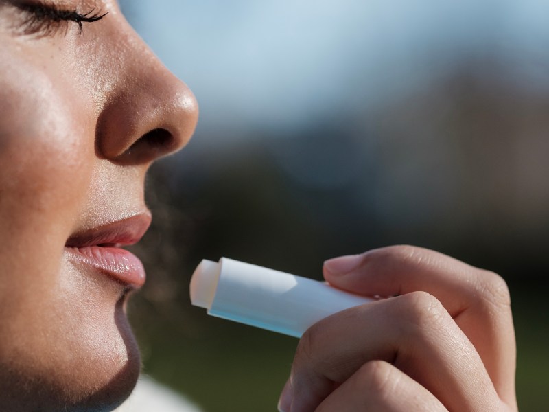 Frau trägt Lippenbalsam auf