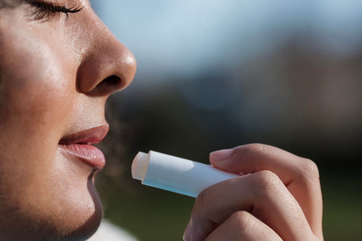 Frau trägt Lippenbalsam auf