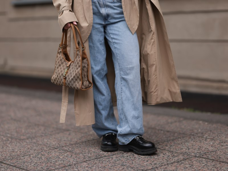 Sophia Geiss in Levis Jeans auf der Straße