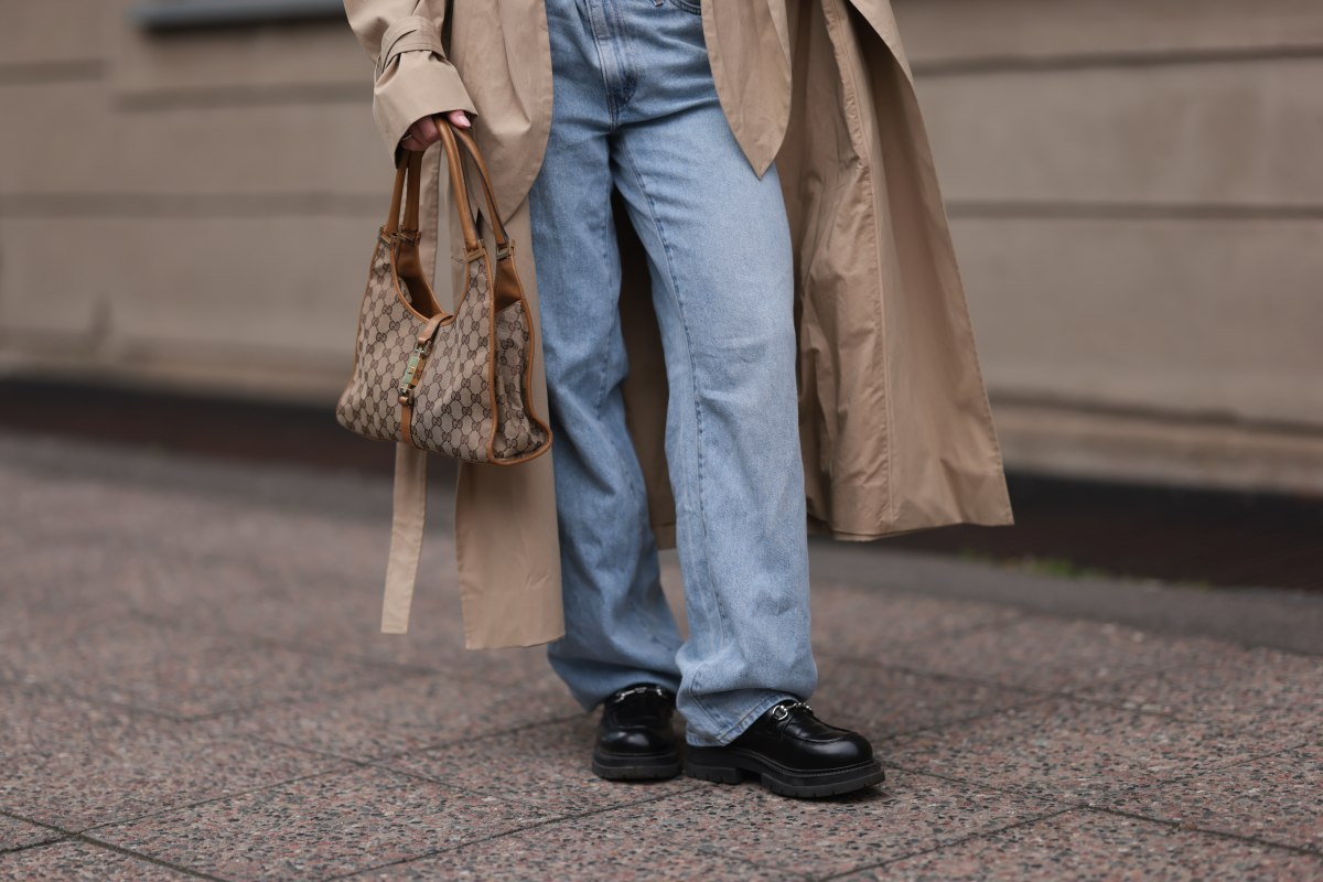 Sophia Geiss in Levis Jeans auf der Straße