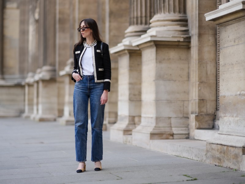 Frau in High-Waist Jeans auf der Straße