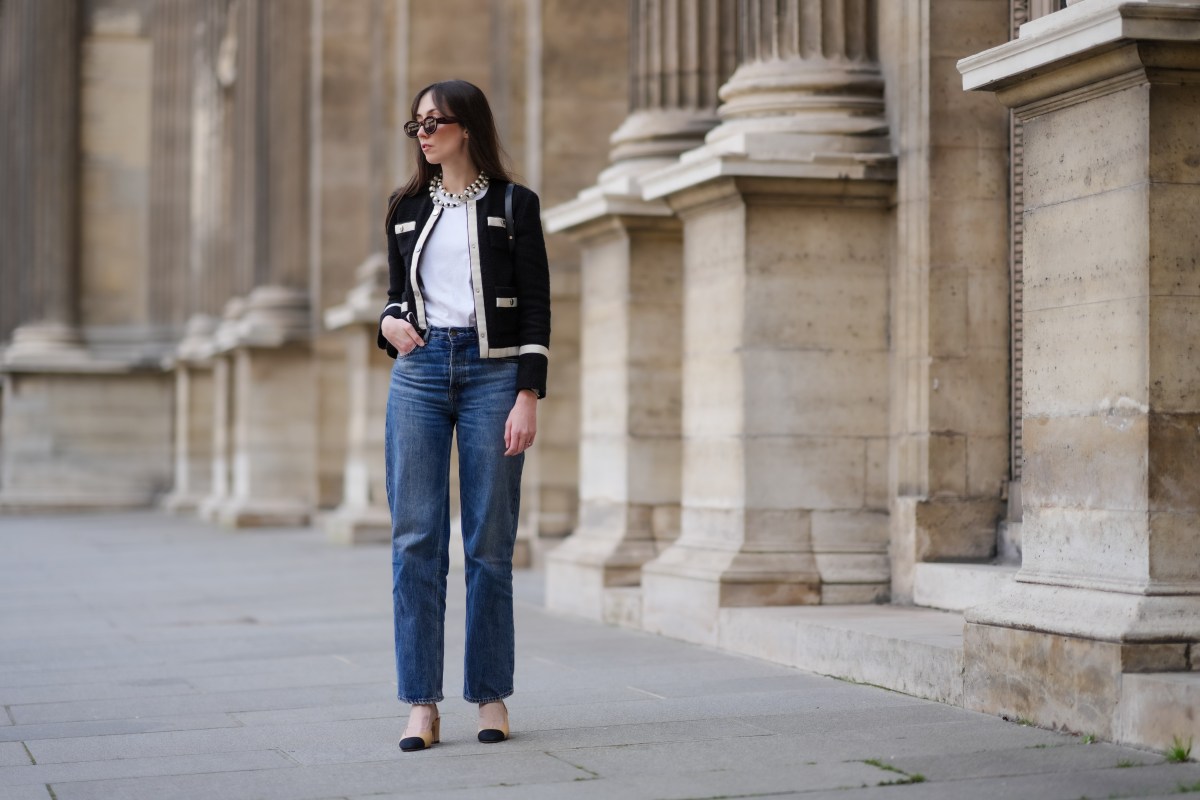 Frau in High-Waist Jeans auf der Straße