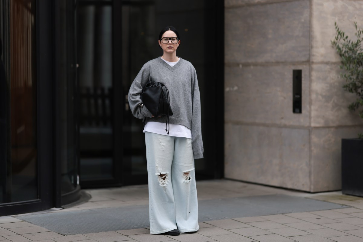 Frau in Jeans auf StraÃŸe